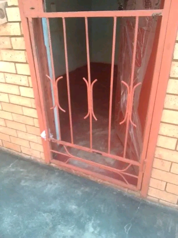 Looking for room in extension 7 call agent fe  in Ivory Park