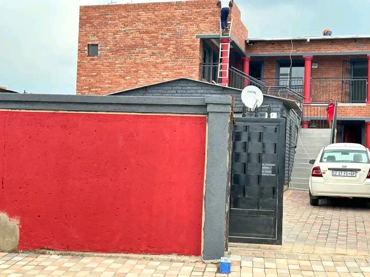 Bachelor available for rent.
ext 37 near bat  in Olivenhoutbosch