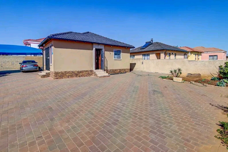 3 bedroom house for rental all bedrooms are f  in Birch Acres