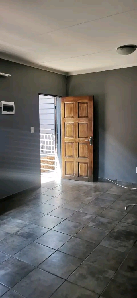 📍rental open plan bachelor
r3700 pm
r370  in Kempton Park