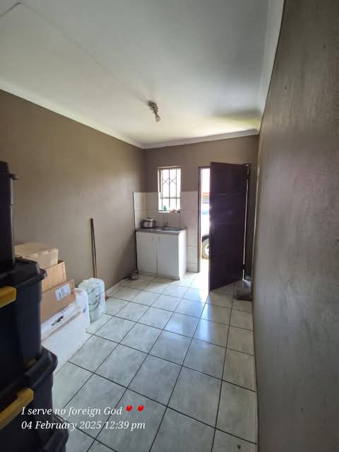 1 separate bedroom cottage with a  fitted wal  in Birch Acres
