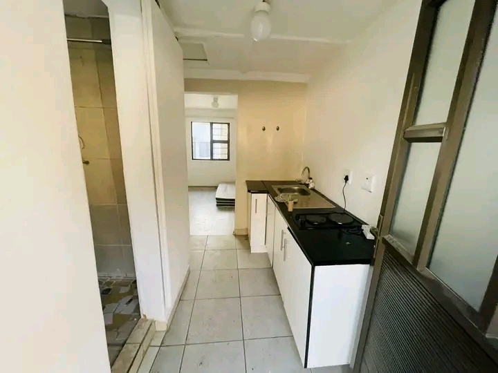 1 separate bedroom cottage with open plan kit  in Esther Park
