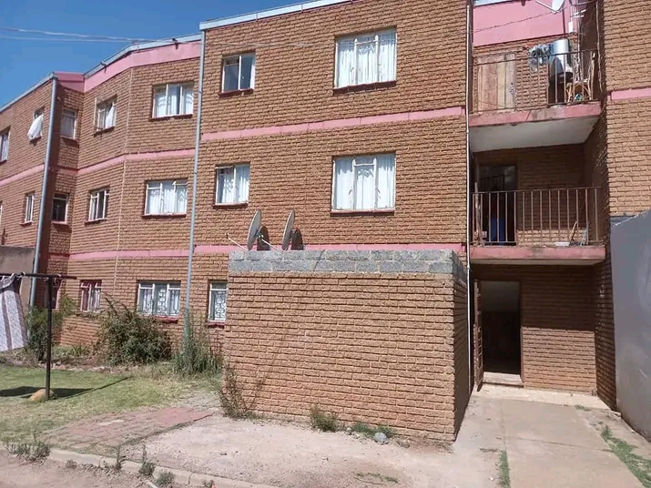 A well-kept 3 bedrooms, open plan kitchen and  in Soweto