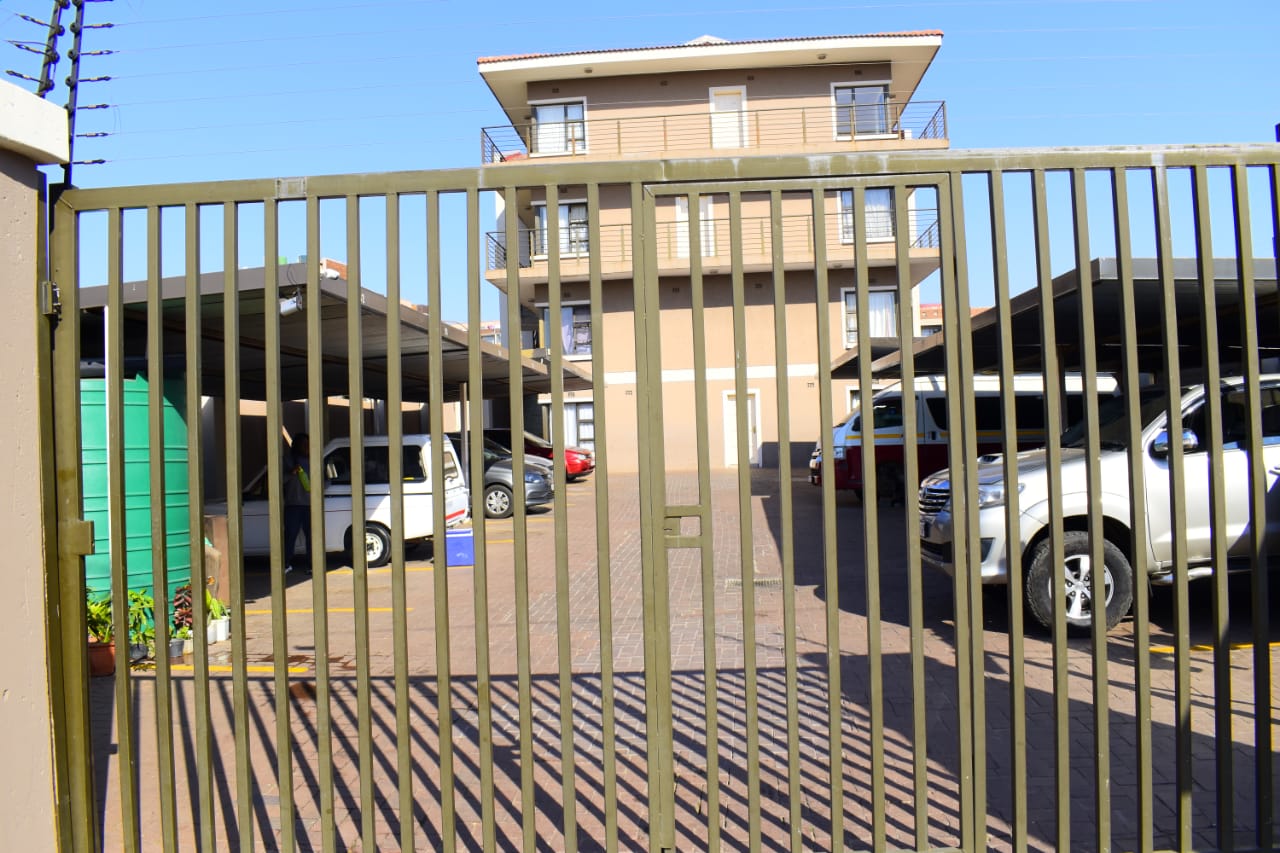 Clean & secure bachelor flat available in ber  in Berea