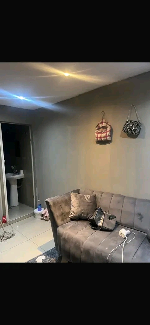 Rent: r2500
no deposit 
parking available   in Orlando East