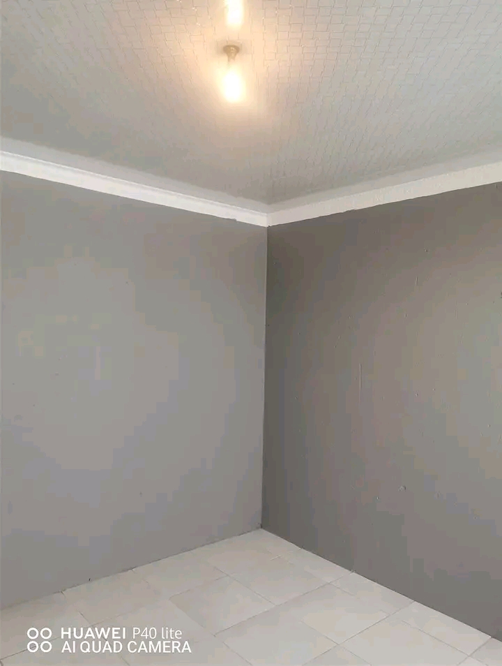 Room to rent in zone 6 for single person r150  in Meadowlands