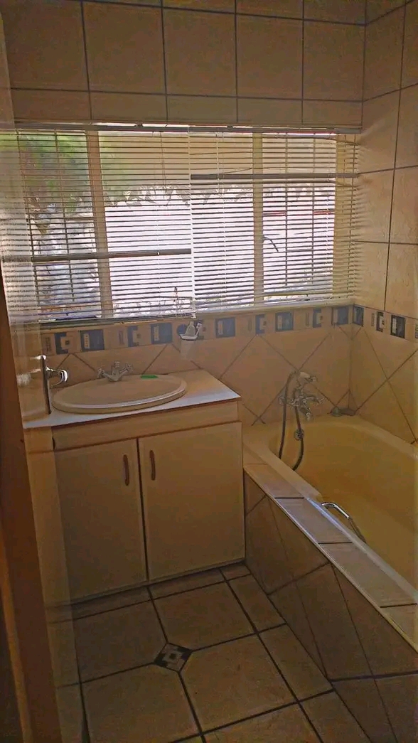 Room for bachelor available for immediate occ  in Kempton Park