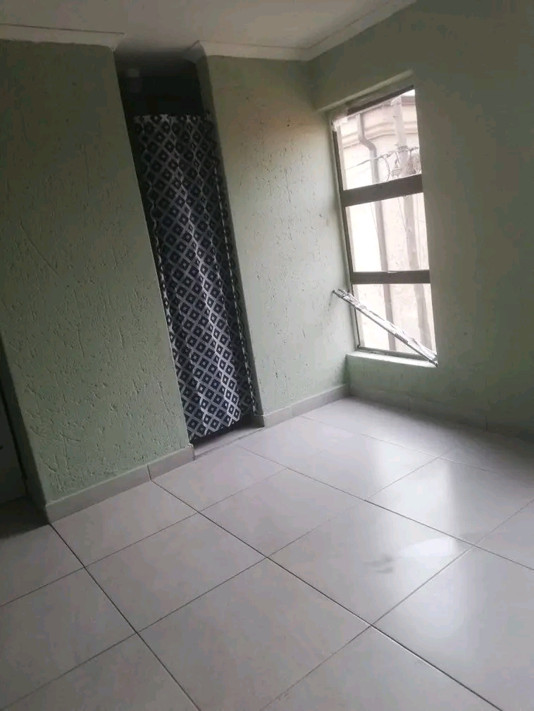 Ensuites to rent from 2500
*electricity nd w  in Protea Glen
