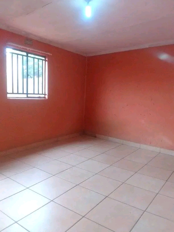 A room to rent in garden s for 1200 pm availa  in Katlehong