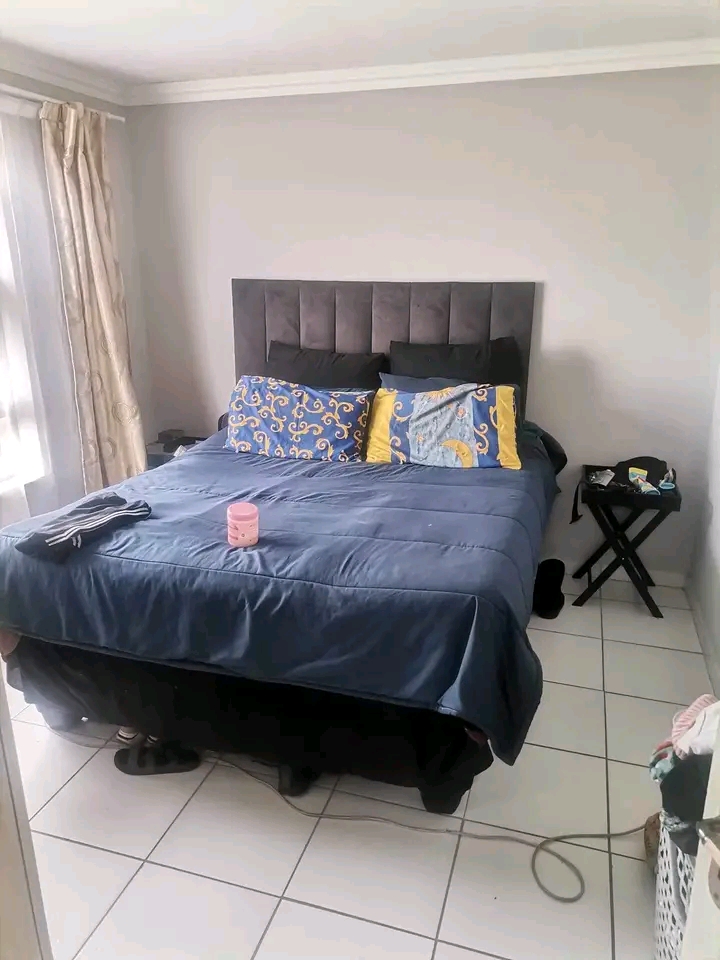 2 bedrooms upstairs  cottage comes with fitte  in Norkem Park