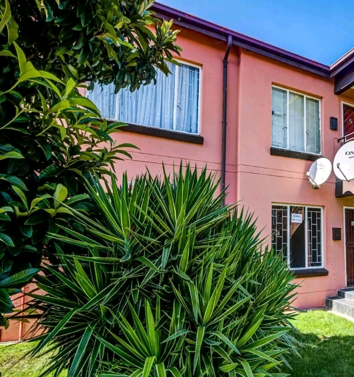 Single room available for 1 person -
its a 2  in Kempton Park