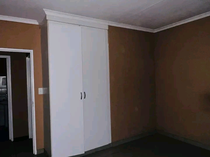 3 bedroom flat for sharing in cbd (the oaktre  in Kempton Park