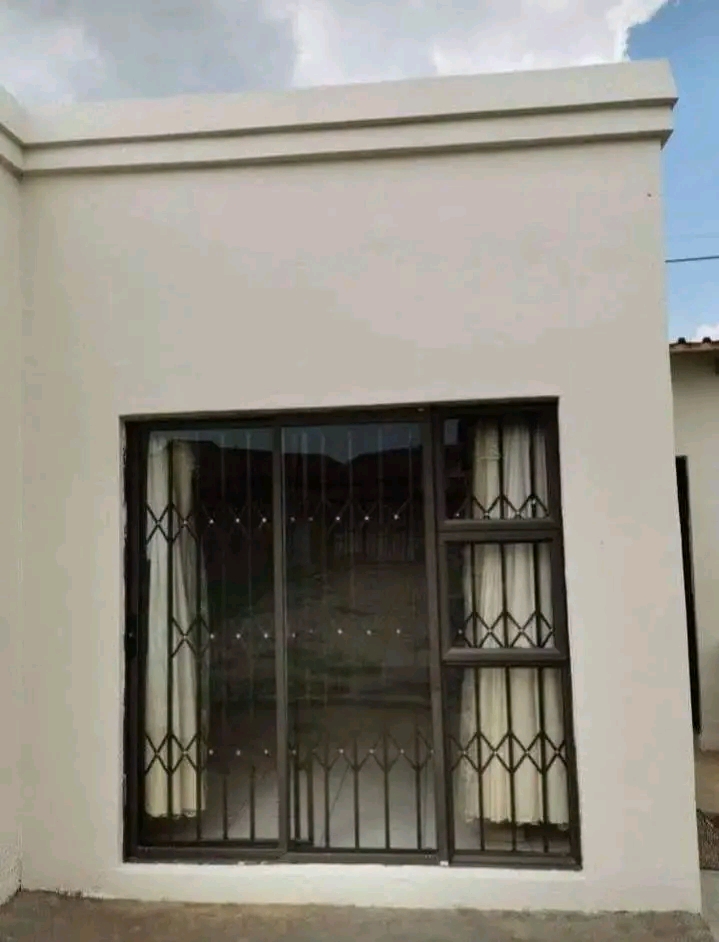 Garage available in 3rd avenue selborne for r  in Alexandra