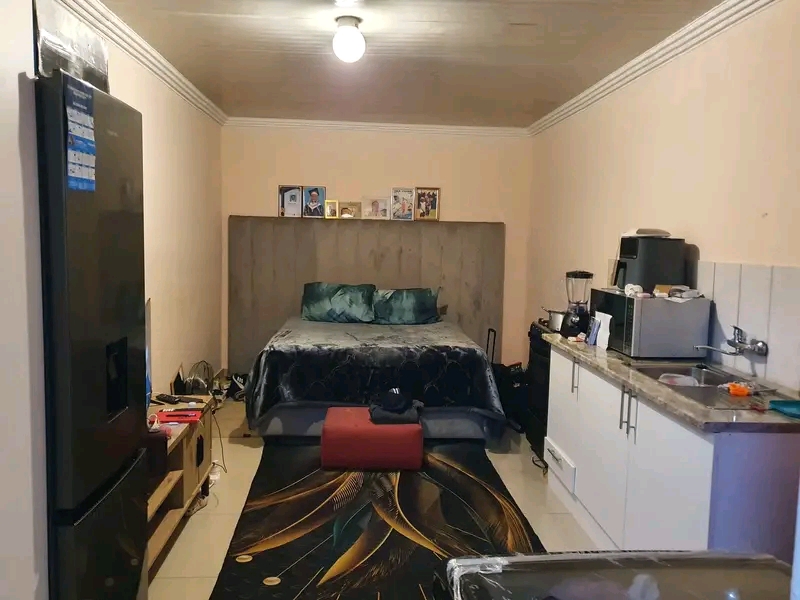 Cottage available for rental un ext 10.
rent  in Cosmo City