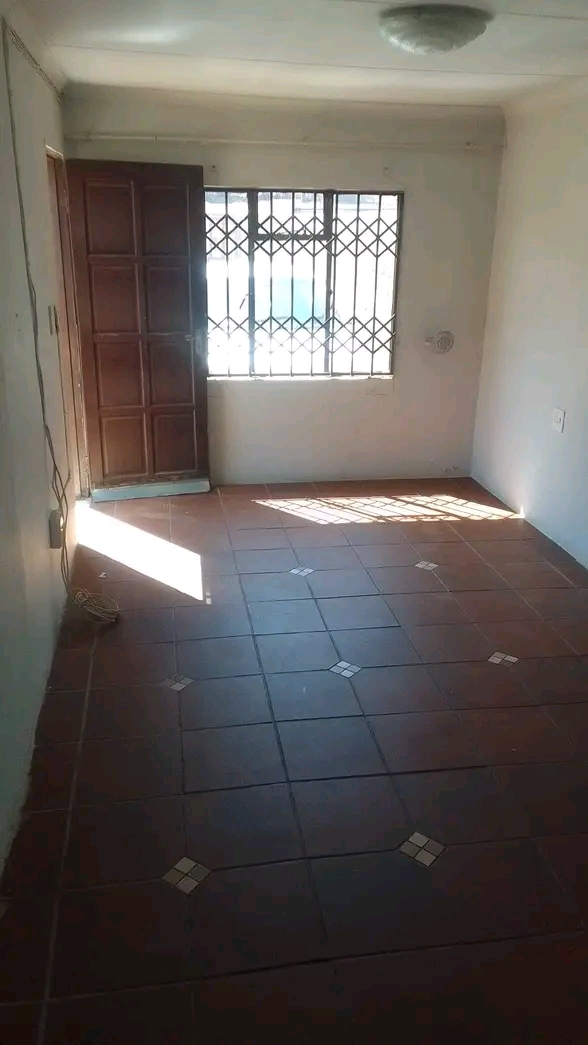 2000 garage  room ensuit to rent immediately   in Meadowlands