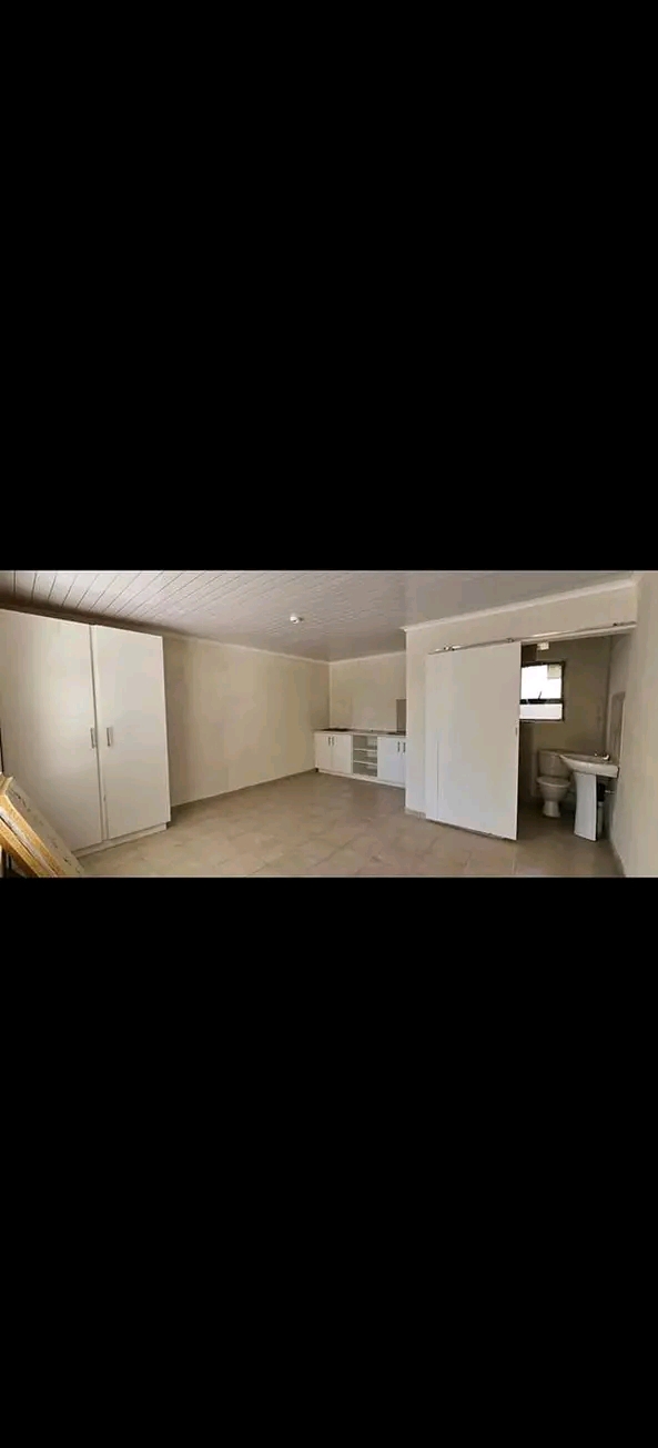 A spacious bachelor room with a fitted kitche  in Birchleigh North
