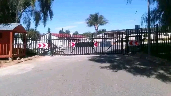 One bedroom cottage 🏠
r3600 rental 💰
  in Birch Acres