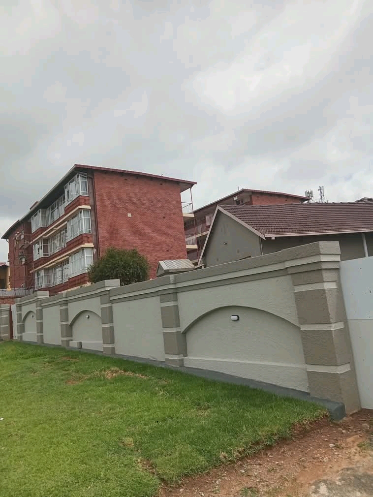 1 inside room with own bathroom 1 parking ava  in Germiston