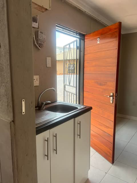 Bachelor room to let for r2600 per month excl  in Olievenhoutbosch