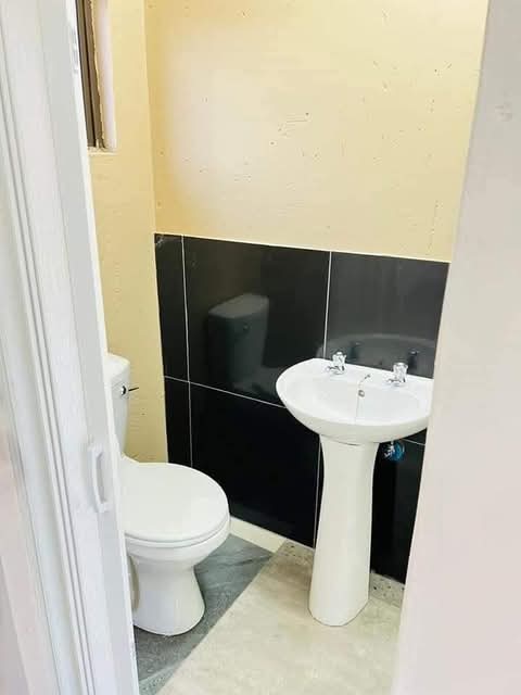 1 bachelor unit available
- fully fitted, ti  in Spruitview