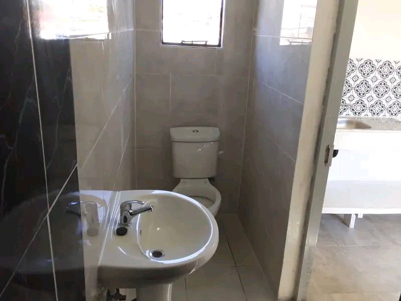 Vacant ensuite available in zone 4. r3100.00+  in Diepkloof
