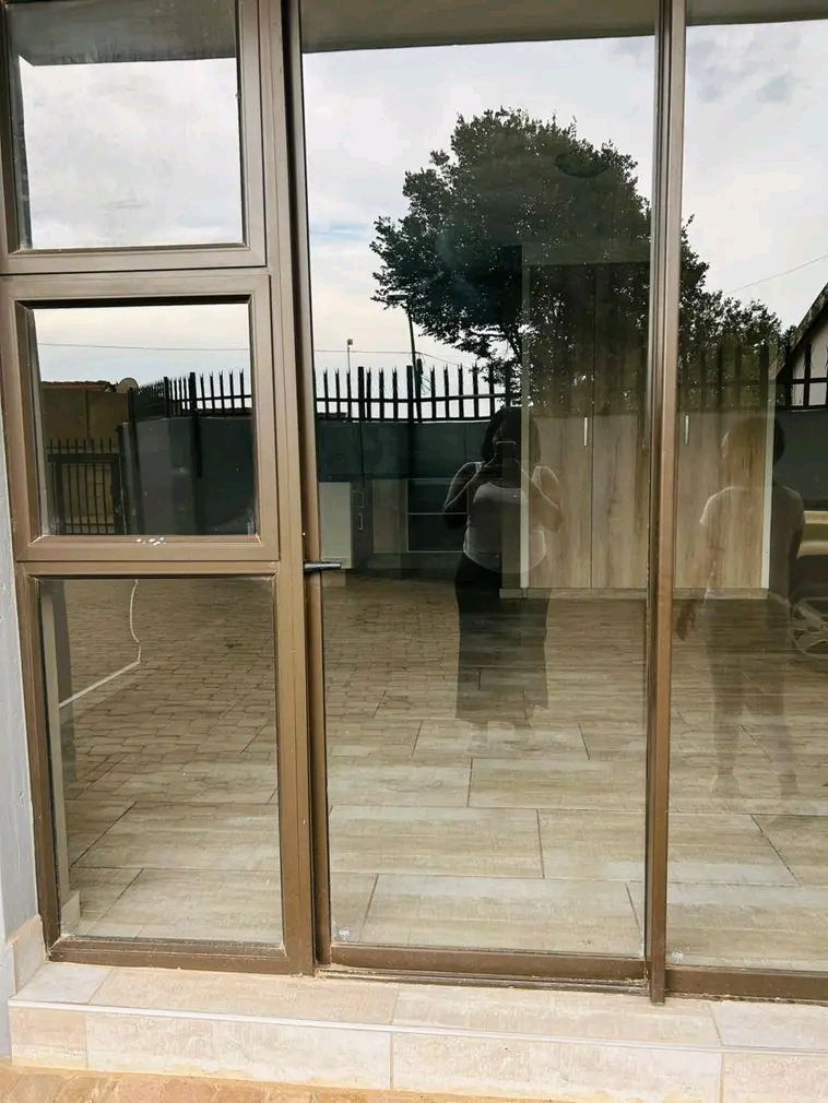 Rental friendship town
open plan bachelor 
  in Midrand