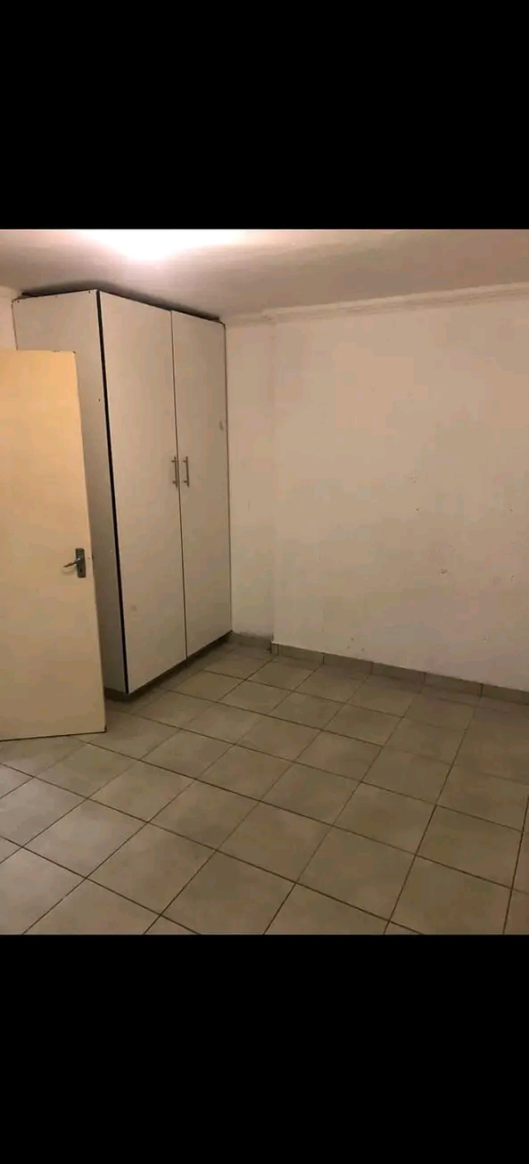 1 separate bedroom cottage with open plan kit  in Kempton Park
