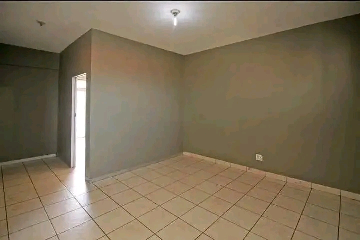 Big sitting room space available r1500 whatsa  in Hillbrow