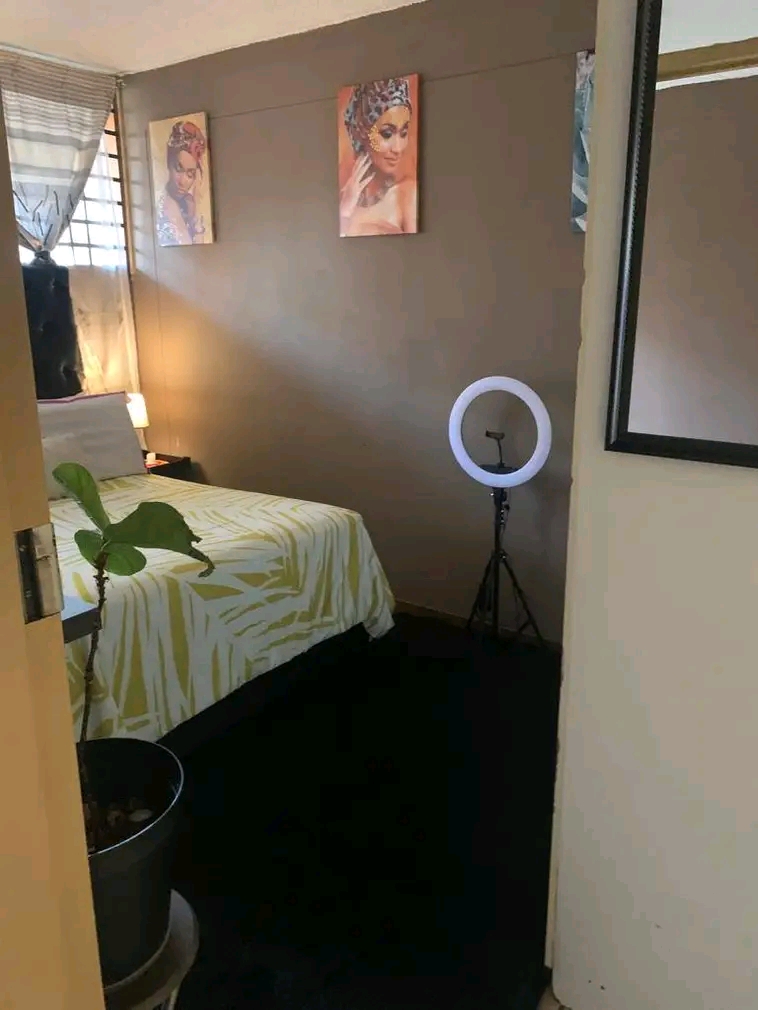 Half room available as from the 1st of march   in Sunnyside