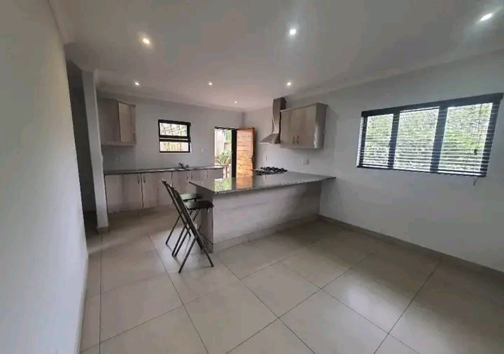 Modern neat clean 1 bedroom apartment on the   in Bezuidenhout Valley