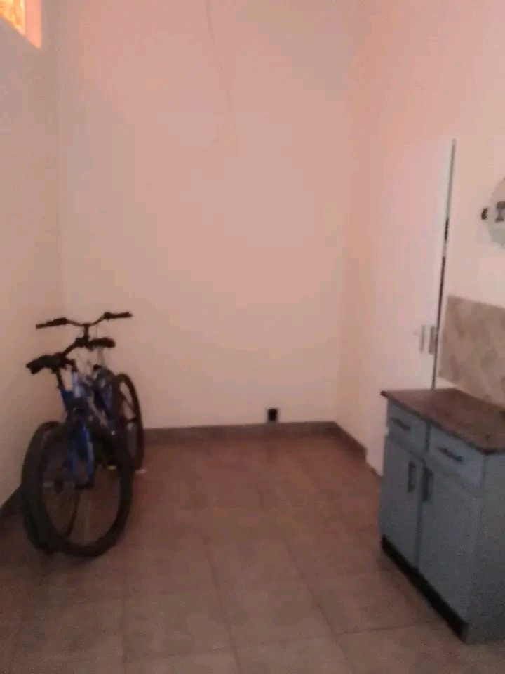 Nice spacious room available at 19 marigold r  in Primrose