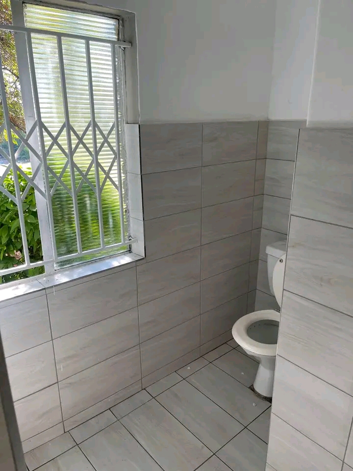 Big en-suite room with shower and bath and to  in Lyndhurst