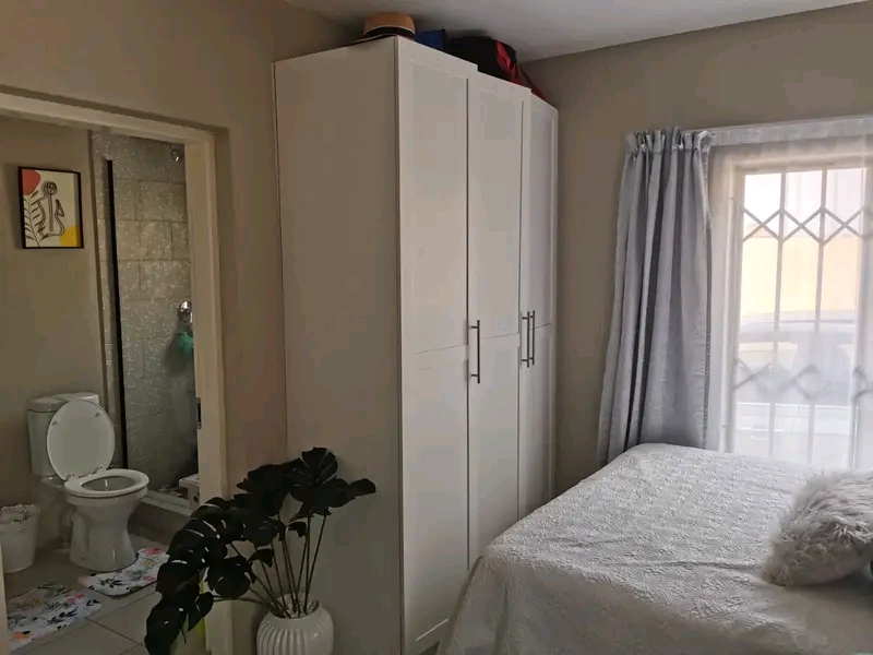 Spacious and modern bachelor apartment for re  in Vosloorus