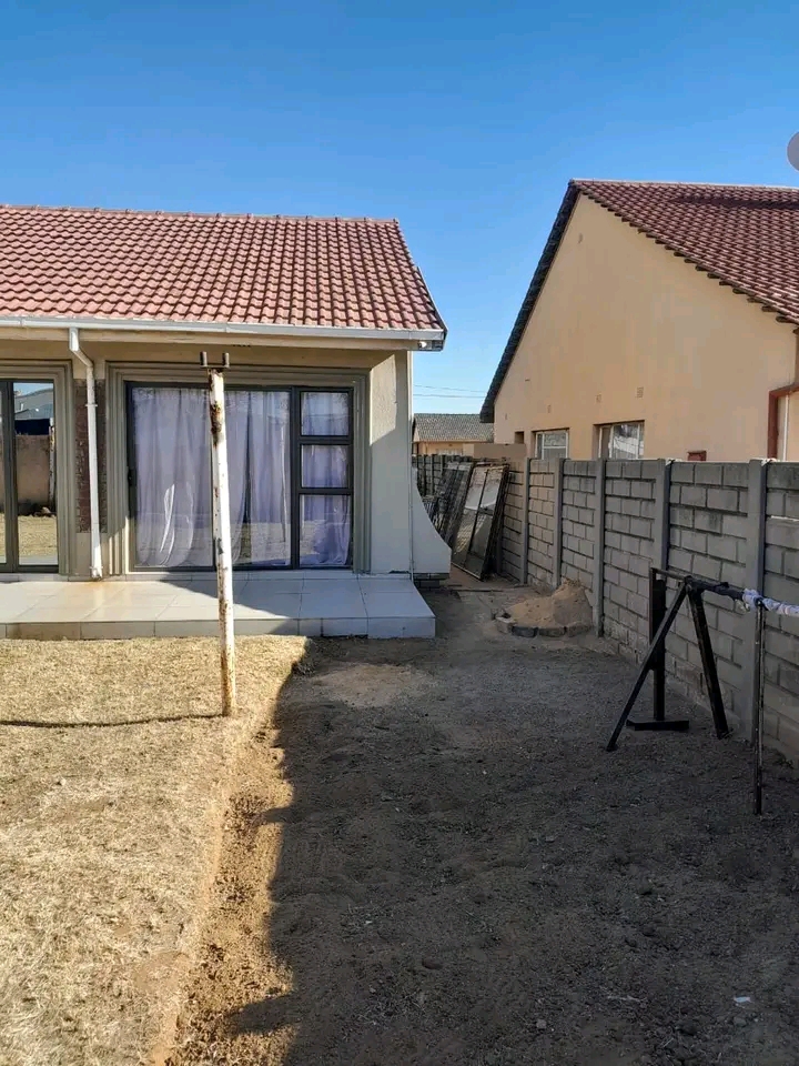 House to rent 
rent r7000(excl water)
depos  in Leondale