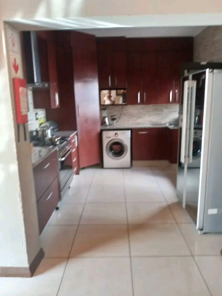 Spacious fitted bedroom with en-suiite 
shar  in Orlando East