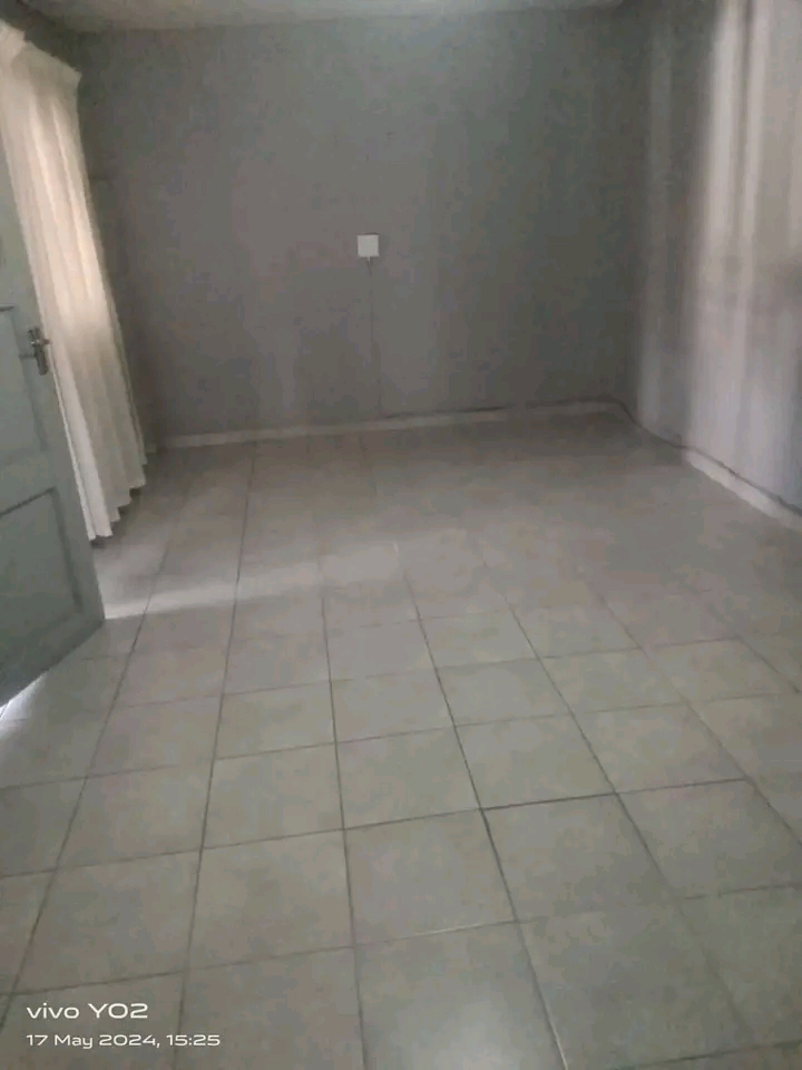 Garage room available in dk zone 2 rent 2200   in Diepkloof