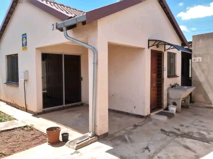 Property available for rental
area : soweto  in Pimville