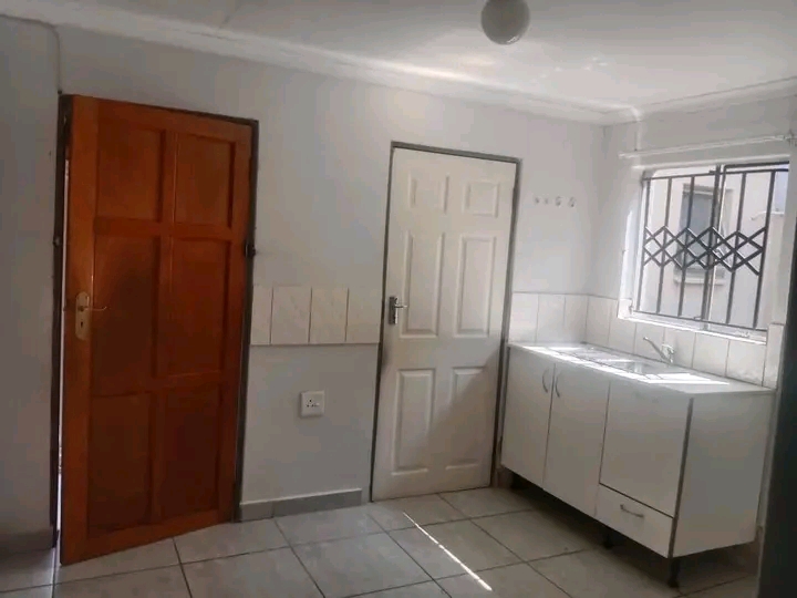 One bedroom cottage behind shoprite yarona
p  in Allandale