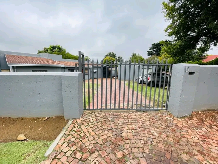 2 bedroom cottage with wardrobe, which kitche  in Norkem Park
