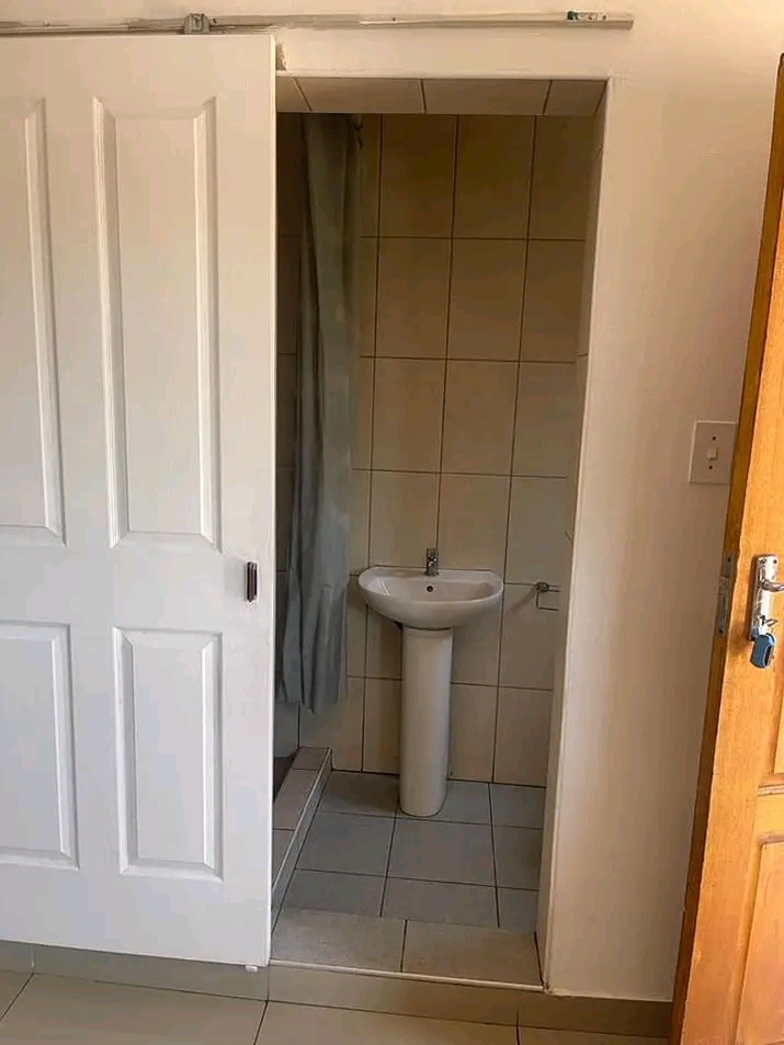 This gorgeous and clean bachelor is located i  in Kempton Park