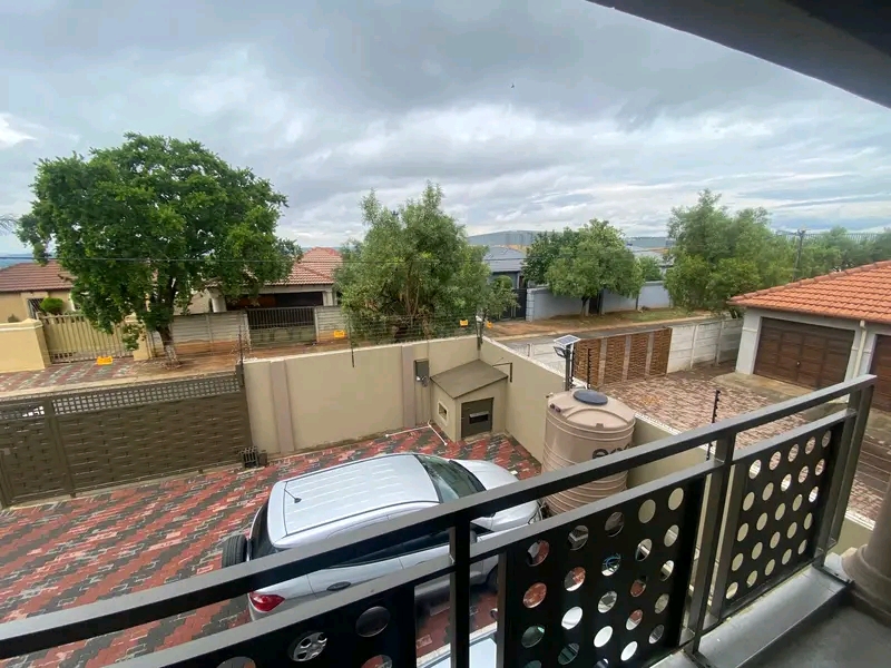 3 bedroom apartment available in ext 5. r6600  in Cosmo City
