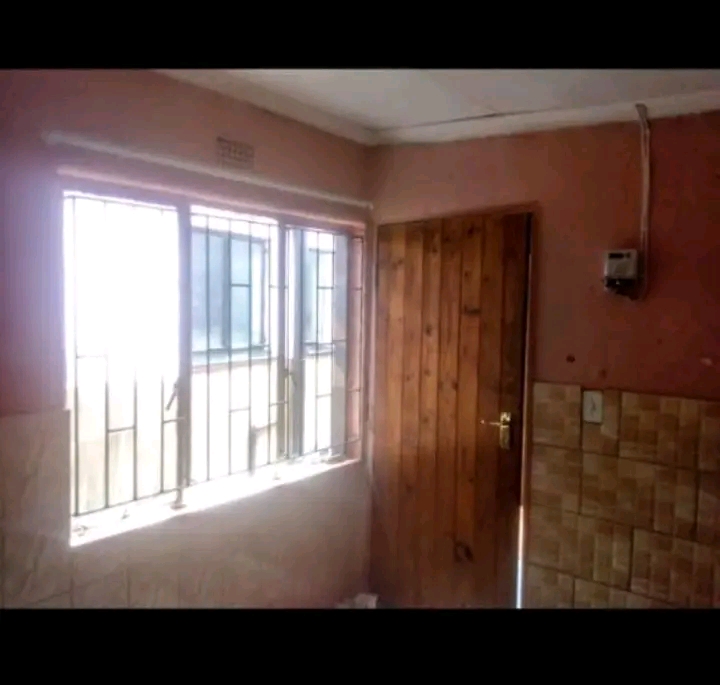 Room available 
maokeng ext
tiles ceiling,   in Tembisa