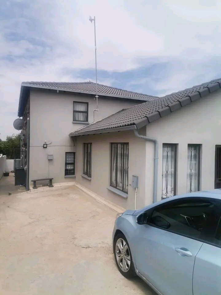 2 bedrooms upstairs  cottage comes with fitte  in Norkem Park