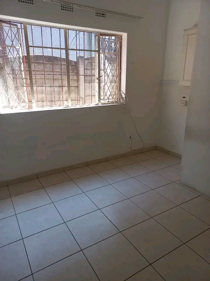 Single inside room to let in persimmon street  in Johannesburg