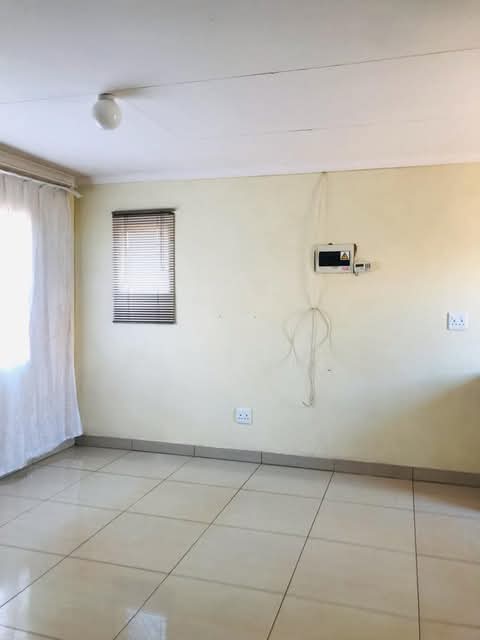 2 bedroom house for rent . r5000/per month.   in Sky City