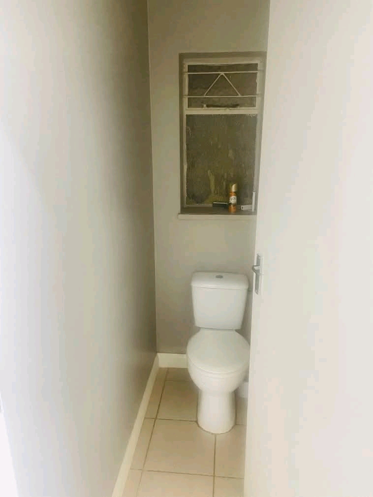 1 inside room with own bathroom 1 parking ava  in Germiston