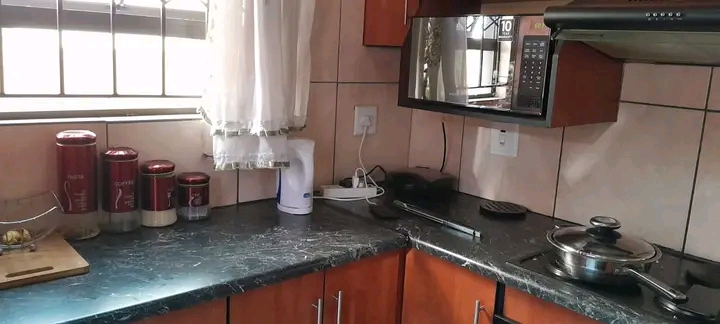 2 bedroom main with ensuit, 2bathrooms, loung  in Leondale