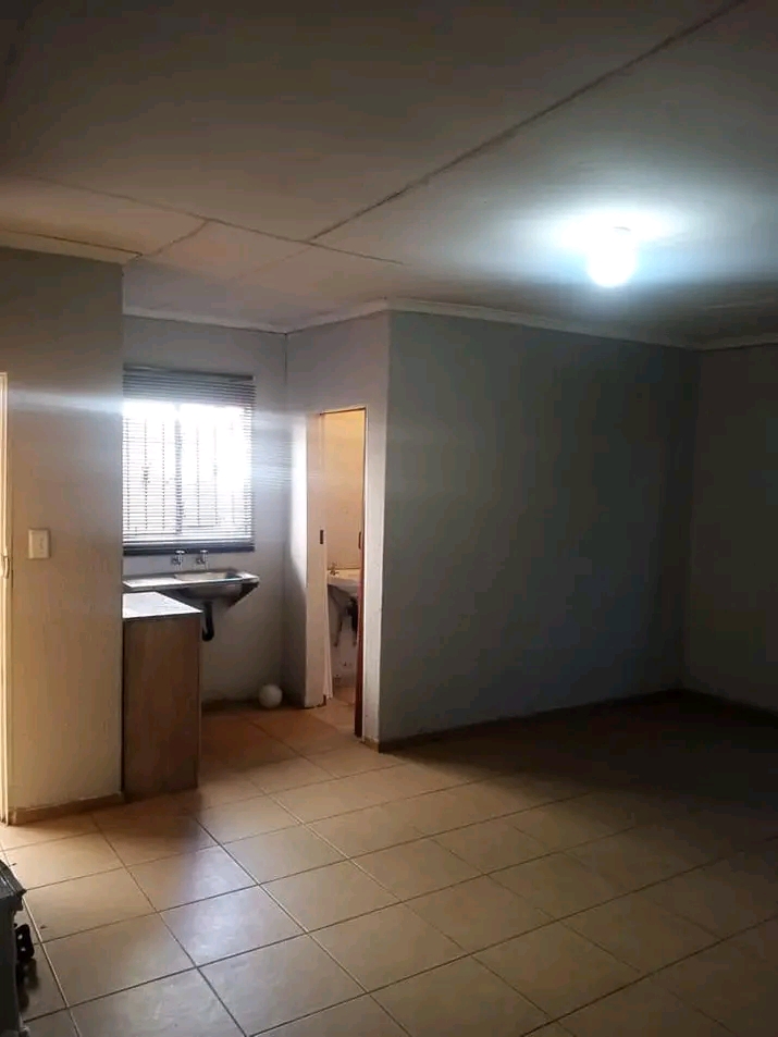 Spacious room with shower 🚿 and toilet �  in Protea Glen