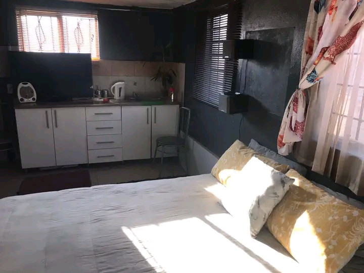Room to rent,14 rooth,build in wood rope,unit  in Alexandra