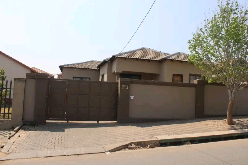 3 bedrooms house available to rent at ext 8,   in Cosmo City